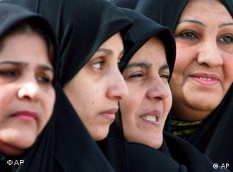 Kopftuchtragende Frauen im Irak (Foto: AP)