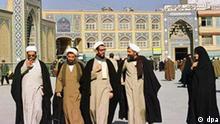 Iranische Geistliche verlassen am 17. Februar 2000 die religiöse Schule von Faizeh in der heiligen Stadt Ghom im Iran. Die Stadt beherrbergt das Fatima-Heiligtum und die Gräber mehrerer Safawidenherrscher und ist ein Wallfahrtsort der Moslems schiitischen Glaubens.