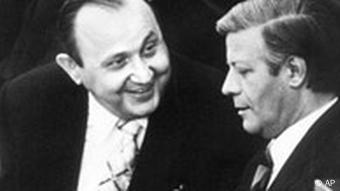 El ministro de RREE Hans Dietrich Genscher y el canciller alemán Helmut Schmidt en una toma de 1974 (Foto: AP)