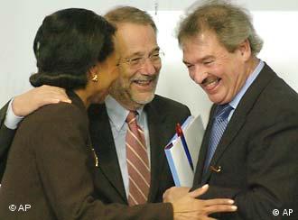 Zâmbete, râsete, destindere în cursul vizitei europene a Condoleezzei Rice (aici cu Javier Solana şi Jean Asselborn din Luxemburg). Dar norii grei n-au dispărut cu totul de pe cerul transatlantic...