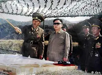 朝鲜领导人金正日视察军演。2005年2月10日，平壤正式宣布拥有核武器。