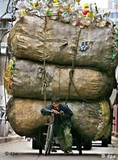 上海郊区的一名民工在运送废品
