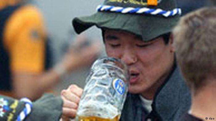 Japaner trinkt Bier