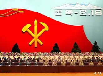 2月15日，朝鲜党政军领导人齐聚一堂，庆祝“伟大领袖”金正日63岁生日。