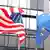 US-Flagge und die EU-Flagge wehen im Wind nebeneinander (22.02.2005/AP)