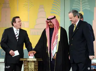 German Chancellor Gerhard Schröder, the Kuwaiti Minister of Information Faisal Al-Hajj and Director General Erik Bettermann start the Arabic service on DW-TV.