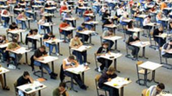 Muchos alumnos en un aula haciendo un exámen