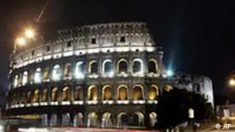 Das Kolosseum in Rom zu Ehren von Giuliana Sgrena erleuchtet