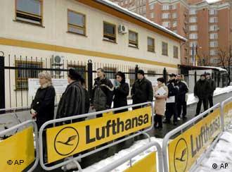 德国驻乌克兰使馆门口排起了申请签证的长龙。