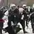 Gewalttätige Polizisten auf Demonstration. Quelle: ap