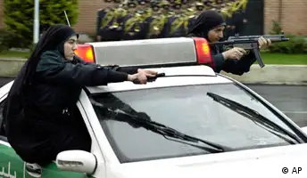 Iranische Polizistinnen