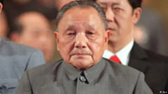 Chinas mächtiger Altpolitiker Deng Xiaoping (Archivbild vom 25.10.1987 in Peking auf dem Kongreß der KP als Vorsitzender der Staatlichen Zentralen Militärkommission) ist tot. Er starb am 19.2.1997 im Alter von 92 Jahren an Herz- und Atemversagen. Der greise Patriarch war seit drei Jahren nicht mehr in der Öffentlichkeit gesehen worden. Seit 1990 hatte Deng Xiaoping kein Amt mehr inne, hatte aber hinter den Kulissen weiter noch lange Zeit die Fäden in der Hand. Deng war der Architekt der Wirtschaftsreformen. Zugleich verfolgte er eine politisch harte Linie. Er verantwortete 1989 das Massaker bei der Niederschlagung der Demokratiebewegung. Als Dengs Nachfolger gilt Staatspräsident Jiang Zemin, der seine Position ausbauen konnte.