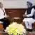 US-Außenministerin Hillary Clinton (li) bei ihrem mehrtägigen Indien-Besuch. Unter anderem traf sie Indiens Premier Manmohan Singh (re)