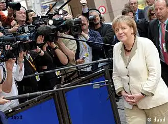 Bundeskanzlerin Angela Merkel (CDU) kommt am Donnerstag (21.07.11) in Bruessel (Belgien) zum EU-Sondergipfel. Die Euro-Staats- und Regierungsvorsitzenden wollen sich am Donnerstag auf ihrem Sondergipfel auf die naechsten Schritte in der Schuldenkrise einigen. (zu dapd-Text) Foto: Thomas Lohnes/dapd