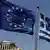 Die griechische und die EU-Flagge vor der Akropolis (Foto: dapd)