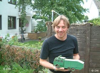 Matthias Schmeier in seinem heimischen Garten mit seinem ersten selbst gebauten Wasserwerfer Foto: Susanne Luerweg