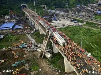 Chinese rescuers work around the wreckage of train cars in Wenzhou in east China's Zhejiang province, Sunday, July 24, 2011. A bullet train crashed into another high-speed train, killing dozens of people and once again raising safety concerns about the country's fast-expanding rail network. (Foto:Color China Photo/AP/dapd) CHINA OUT