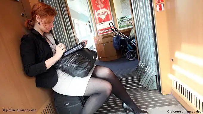 Deutschland Internet ungesichertes WLAN Frau im Zug mit iPad
