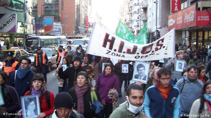 Marcha de protesta de la agrupación de derechos humanos H.I.J.O.S (Copyright: Francesco La Pia)
