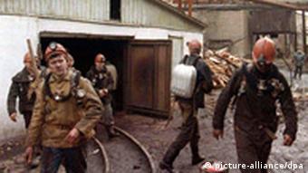 Шахтеры выходят из шахты (архив)