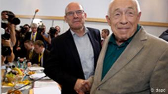 Heiner Geißler auf einer Pressekonferenz zum Bahnprojekt 'Stuttgart 21' (Foto: dapd)