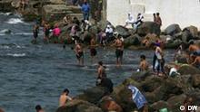 Bild 3: Frauen mit Kopftuch mit Männern zusammen in der nähe von den Felsen am Strand Alkattani in dem Stadtteil Bab Eloued in der allergischen Hauptstadt Algier. Foto: 24. Juli. Wir haben die Bilder von unserem Korrespondent in Haitham Rabbani in Algerien bekommen. Zulieferer: Adil Chroat