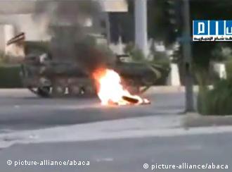 Syrian army tanks attack Hama