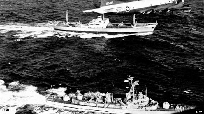 El destructor estadounidense Barry navega junto al buque soviético Ansonov, el 10 de niviembre de 1962.
