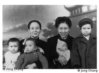 姥姥抱着张戎（两岁，左二）和京明，母亲抱着小黑，小鸿站在最旁边（1954年底摄于成都）