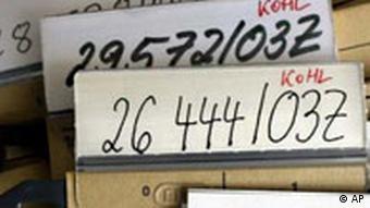 Nummerierte Aktenordner, in denen sich die Akten befinden, die von der Stasi über Ex-Kanzler Helmut Kohl angelegt wurden (Foto: AP)