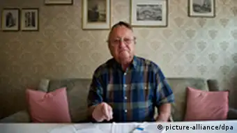 Manfred Birk sitzt am Freitag (08.07.2011) im Wohnzimmer seiner Wohnung in Wuppertal. Der REntner Rentner hatte sich auf seinen Lebensabend gefreut. Nach fast 38 Berufsjahren als Handwerker ist der 79-jährige Witwer und fühlt sich jedoch um seine Rente betrogen. Durch Erhöhung seiner Miet- und Fixkosten habe er in elf Jahren 30 Prozent seiner Rente verloren, sagt er. Foto: Victoria Bonn-Meuser dpa/lnw (zu dpa-KORR: Arm und alt in Deutschland - Kein Zahnersatz, kein Urlaub vom 10.09.2011) +++(c) dpa - Bildfunk+++