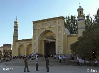 Ethnic Uygur men wait outside the main mosque in Kashgar in China's far western Xinjiang Uygur Autonomous Region on Thursday, Aug. 4, 2011. (Foto:David Wivell/AP/dapd)