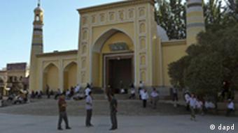 Ethnic Uygur men wait outside the main mosque in Kashgar in China's far western Xinjiang Uygur Autonomous Region on Thursday, Aug. 4, 2011. (Foto:David Wivell/AP/dapd)