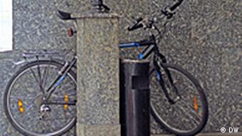 Многие москвичи паркуют велосипеды у фонарных столбов