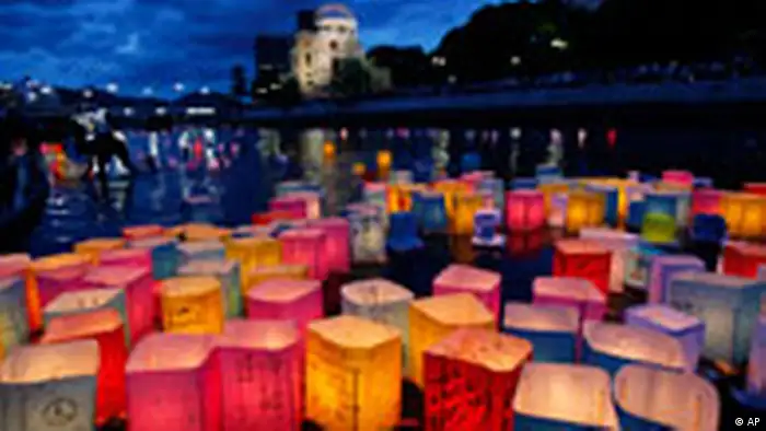 Paper lanterns float along the Motoyasu River in front of the illuminated Atomic Bomb Dome near Hiroshima Peace Memorial Park in Hiroshima, western Japan, Saturday, Aug. 6, 2011. The Japanese city of Hiroshima on Saturday marked the 66th anniversary of the bombing, as the nation fights a different kind of disaster from atomic technology - a nuclear plant in a meltdown crisis after being hit by a tsunami. (Foto:Koji Sasahara/AP/dapd)