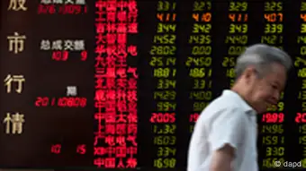 A Chinese investor reacts as he studies stock prices at a securities stock trading house in Beijing, China, Monday, Aug. 8, 2011. Asian stocks fell Monday after the historic downgrade of the U.S. credit rating but losses were contained amid a promise by Group of Seven industrial nations to take all necessary measures to support financial stability. (Foto:Andy Wong/AP/dapd)
