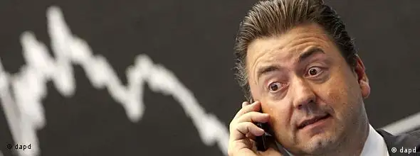Robert Halver, chief analyst of a German private bank makes a phone call under the curve of the German stock index DAX at the stock market in Frankfurt, Germany, Monday, Aug. 8, 2011, where the stock index fell after the opening of the trading. (Foto:Michael Probst/AP/dapd)