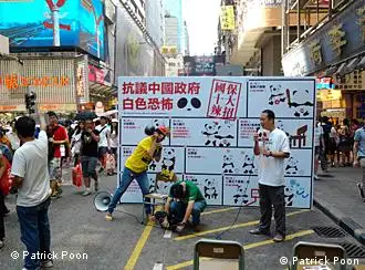 Menschenrechtsorganisationen protestieren in Hongkong gegen Folter Aktivisten mehrere Hongkonger Menschenrechtsorganisationen demonstrieren auf der Straße die Foltermethoden der chinesischen Sicherheitsbehörden. Schlagworte: Foto: Patrick Poon 07.08.2011 in Hongkong.
