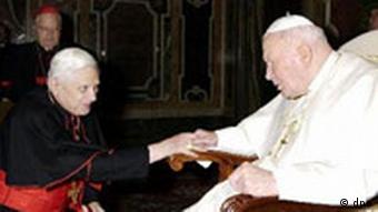 Galerie: Papst Benedikt Bild 14, Ratzinger begrüßt den Papst