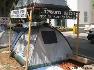 Autor: Gabriella Cohen-Oschatz. Die Bilder zeigen Zelte der Protestbewegung in der Zeltstadt auf dem Rothschildboulevard in Tel Aviv. Aufgenommen wurden sie am 7.8.2011 NUR FÜR DEN BEITRAG ÜBER SOZIALE PROTESTE IN ISRAEL VON BETTINA MARX