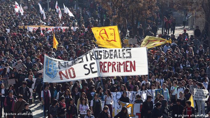 Las masivas protestas de estudiantes son uno de los signos contra el sistema económico, social y educacional heredado de la dictadura.