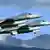 Formation mit zwei Kampfflugzeugen an einem blauen Himmel (Quelle: AP)
