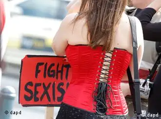 Ein Teilnehmerin des Slutwalk demonstriert am Samstag (13.08.11) in Hamburg fuer die Selbstbestimmung ueber Koerper und Sexualitaet. Die Slutwalks - zu Deutsch: Schlampenspaziergang - sind weltweit als Reaktion auf vorherschende Rollenklischees und als Bewegung gegen Sexismus und sexuelle Gewalt entstanden. Foto: Sebastian Wagner/dapd