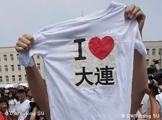 Bürger der Stadt Dalian demonstrieren gegen die giftige Chemikalien PX . Schrift am T-Shirt: ich liebe Dalian. Copyright: DW/Yutong SU