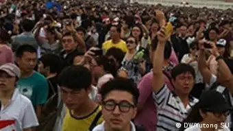 Bürger der Stadt Dalian demonstrieren gegen die giftige Chemikalien PX . Menschenmasse. Copyright: DW/Yutong SU