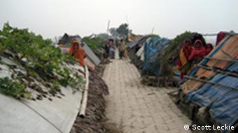 Klimaflüchtlinge die vorübergehend über einem Deich wohnen in Bangladesch (Foto: Displacement Solutions)