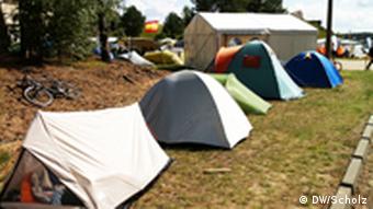 Zelte am Wegesrand (Foto: DW/Scholz)