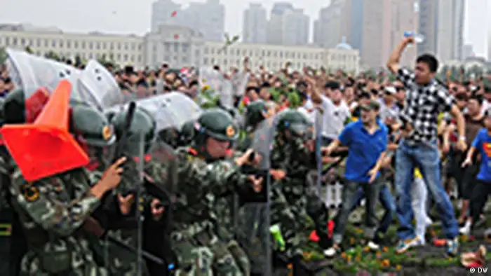 China Demonstration gegen eine Chemiefabrik in Dalian