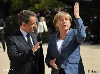 France's President Nicolas Sarkozy, left, welcomes German Chancellor Angela Merkel at the Elysee Palace, Paris Tuesday Aug. 16, 2011. (Foto:Philippe Wojazer, Pool/AP/dapd)