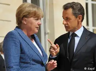 France's President Nicolas Sarkozy, right, speaks to German Chancellor Angela Merkel as he welcomes the German leader at the Elysee Palace, in Paris Tuesday Aug. 16, 2011. (Foto:Philippe Wojazer, Pool/AP/dapd)